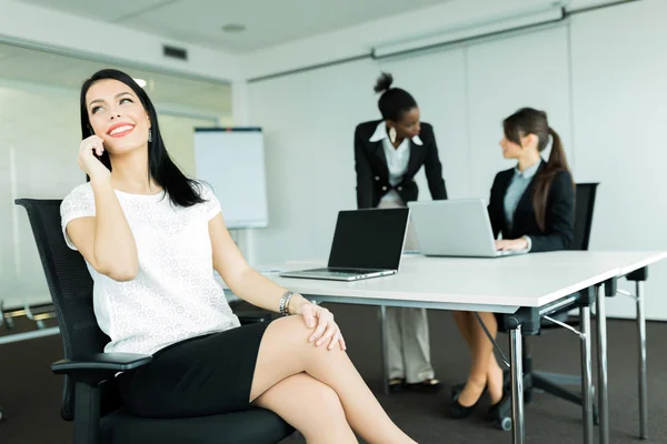 Mulheres de negócios que trabalham em um escritório — Fotografia de Stock