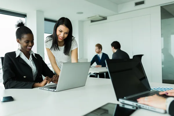 Ambiente de trabajo multiétnico — Foto de Stock