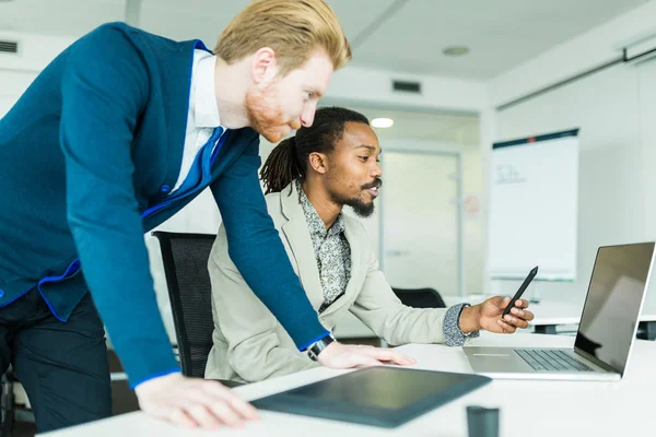 Colegas discutindo falhas de design gráfico — Fotografia de Stock