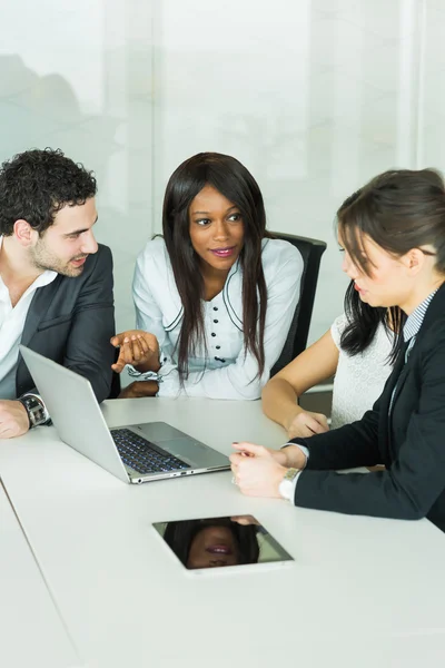 Falando através de problemas durante um brainstorming — Fotografia de Stock