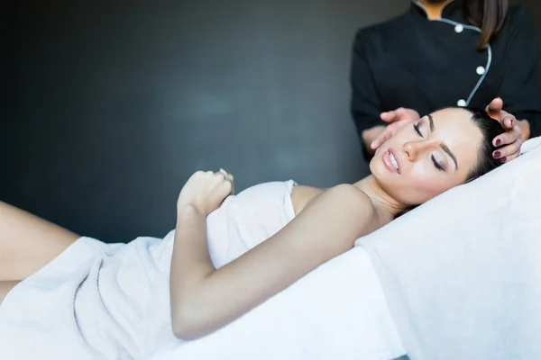 Masseur massageando rosto de mulher — Fotografia de Stock