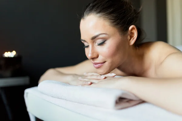 Señora relajándose en una mesa de masaje — Foto de Stock