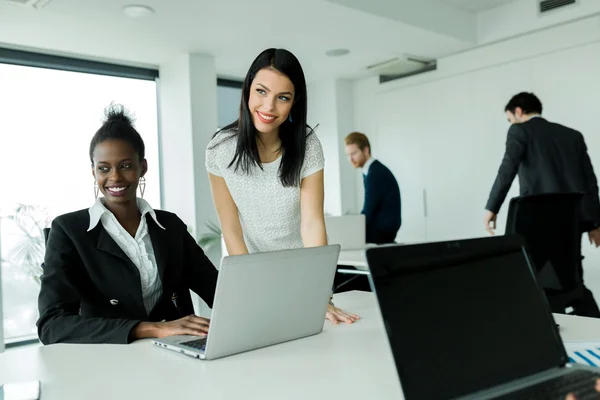 Ambiente de trabajo multiétnico — Foto de Stock