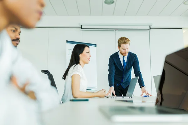 Jóvenes empresarios aprenden nuevas tecnologías — Foto de Stock