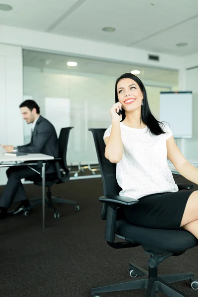 Affärskvinna och en affärsman som arbetar på ett kontor — Stockfoto