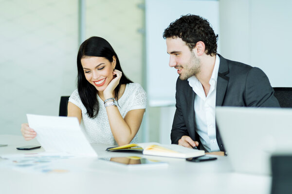 Бизнесмен и бизнесмен в офисе
