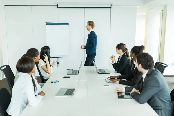 Empresários aprendendo novas tecnologias — Fotografia de Stock