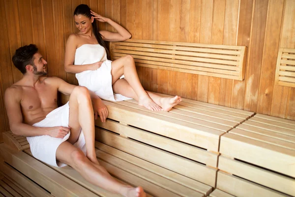 Paar ontspannen in de sauna — Stockfoto