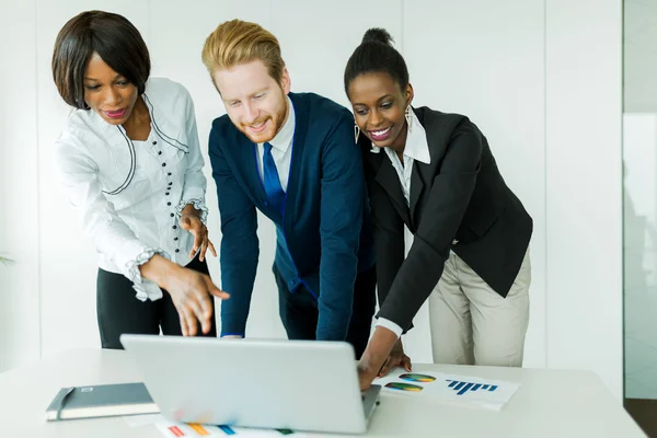 Lluvia de ideas de negocios de personas multiétnicas — Foto de Stock