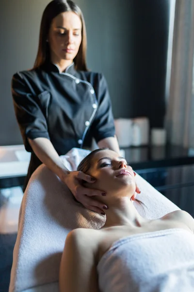 Massaggiatore massaggio viso di donna — Foto Stock