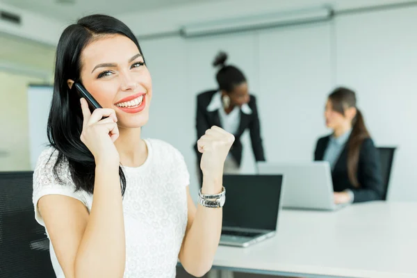 Zakelijke vrouwen die in een kantoor werken — Stockfoto