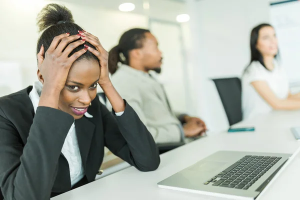 Mulher de negócios estressada durante uma conferência de negócios — Fotografia de Stock