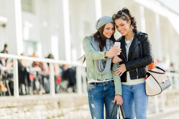 Due donne che guardano il telefono — Foto Stock