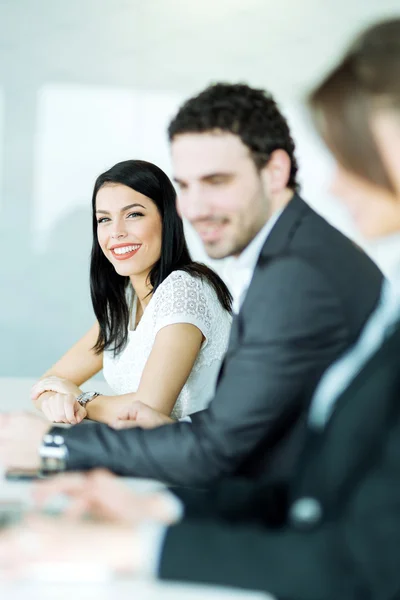 Företagare som sitter vid ett konferensbord — Stockfoto