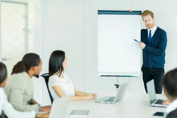 Geschäftsleute lernen neue Technologien — Stockfoto