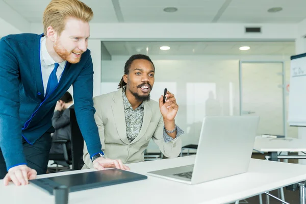 Colegas discutiendo defectos de diseño gráfico — Foto de Stock