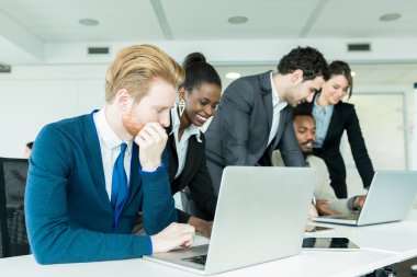 İş arkadaşları içinde office üzerinde beyin fırtınası
