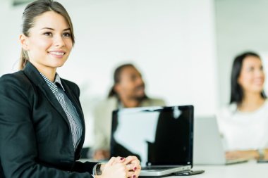 başarılı iş kadını ofiste oturan