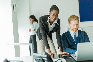 Bir defter önünde konuşurken iş adamları