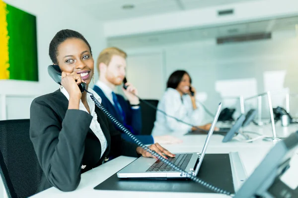 Vrouw werken bij een callcenter — Stockfoto