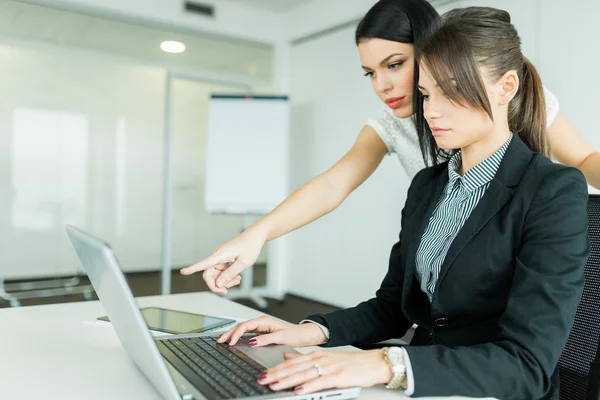 Businesswomen discussing achievements — Stock Photo, Image