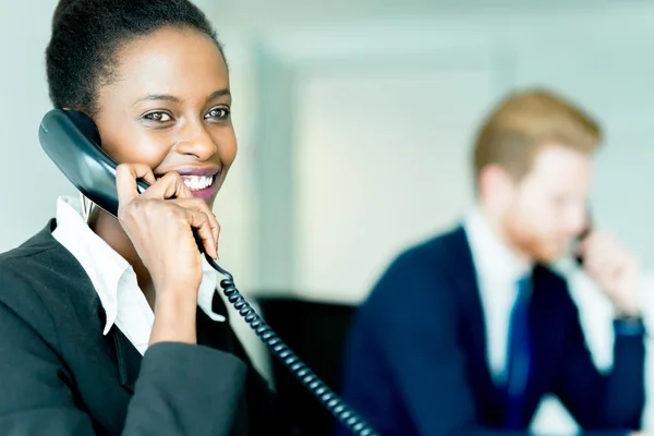 Kvinna som arbetar på ett callcenter — Stockfoto