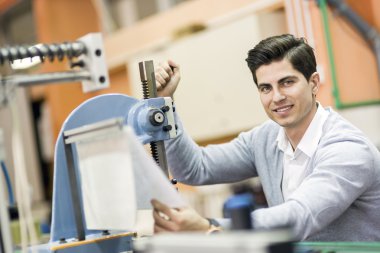 Genç öğrenci bir proje üzerinde çalışıyor