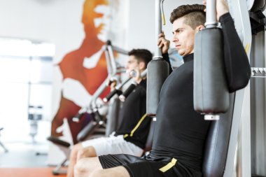 Yakışıklı erkekler bir spor salonunda egzersiz