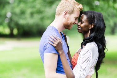 Kaç sarılma ve öpüşme aşk içinde