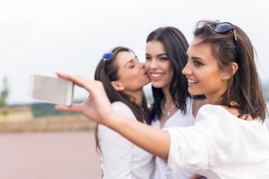 Mutlu kadın kendilerini bir selfie alarak