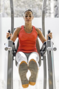 Abs bir spor salonunda çalışan genç kadın