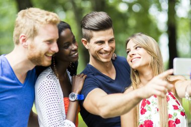 Doğada selfies geziye çiftler grup
