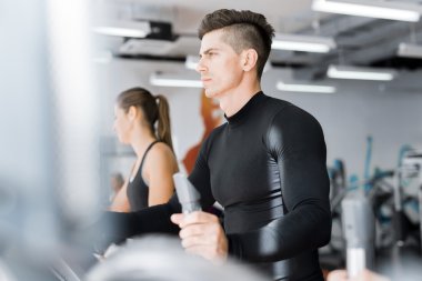 Eliptik bir eğitmen emekçilerin