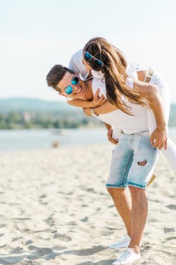 Onun kız arkadaşı sırtlama taşıyan adam