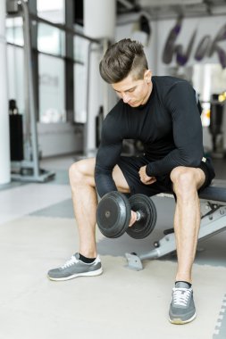 Eğitim bir spor salonunda genç adam