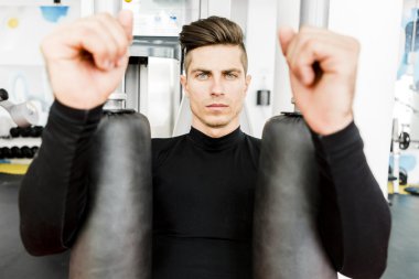 Yakışıklı adam bir spor salonunda eğitim