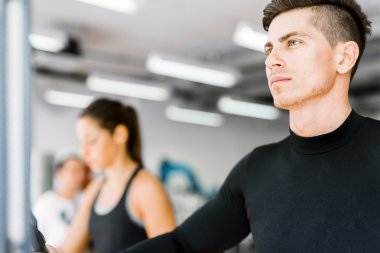 Koşu bandı kullanan kişiler grup