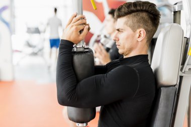 yakışıklı bir adam bir spor salonunda egzersiz