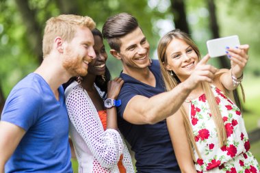Doğada selfies geziye çiftler grup