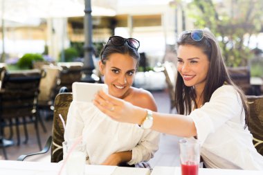 İki kadın bir selfie kendilerini alarak