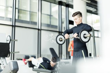 Eğitim bir spor salonunda genç adam