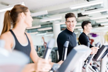 Erkek ve kadın bir spor salonunda bir Step kullanarak
