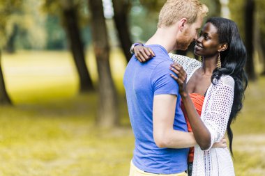 Huzur içinde sarılma aşık Çift