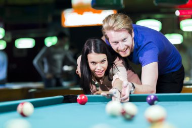 Erkek ve kadın bilardo oynarken flört