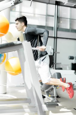 yakışıklı bir adam bir spor salonunda egzersiz