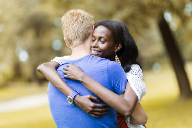 Huzur içinde sarılma aşık Çift