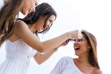 Neşeli Kadınlar dışarıda eğleniyor