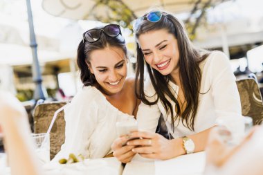 Öğle yemeği molası sırasında konuşan kızlar