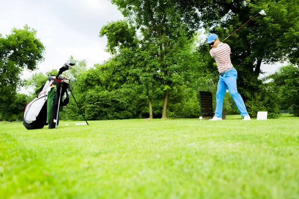 Golfer klaar om te raken van het station — Stockfoto