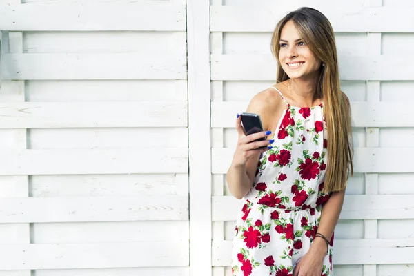 Telefon kullanan güzel kadın